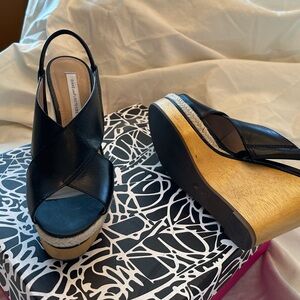 Diane von Furstenberg black leather wedge sandals. Wooden heel. High heeled.